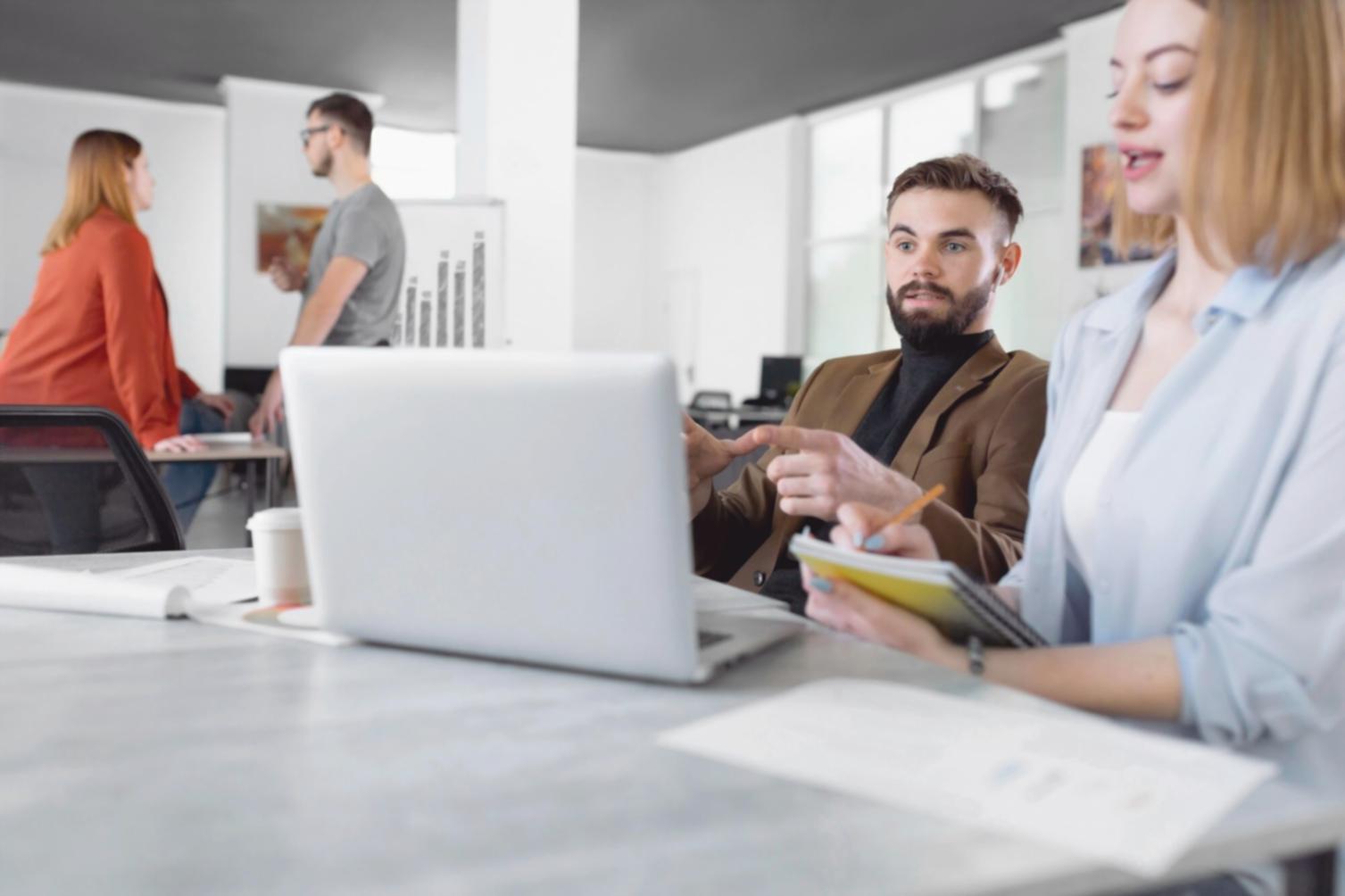 Sesión de formación empresarial en colaboración